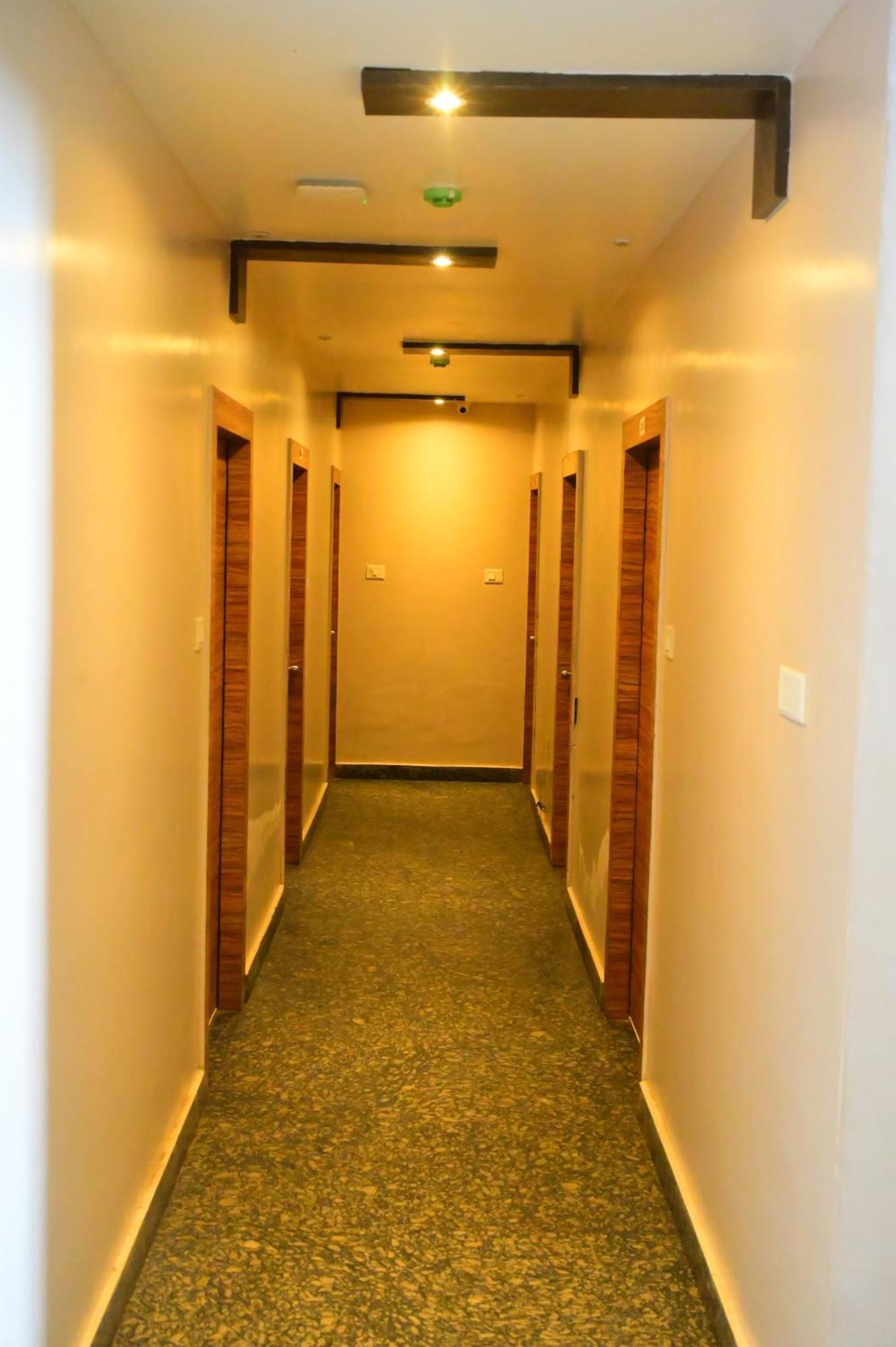Town Near Temple & Golden Beach -lift- Wifi With Restaurant Facilities- Offical Verified Hotel Puri