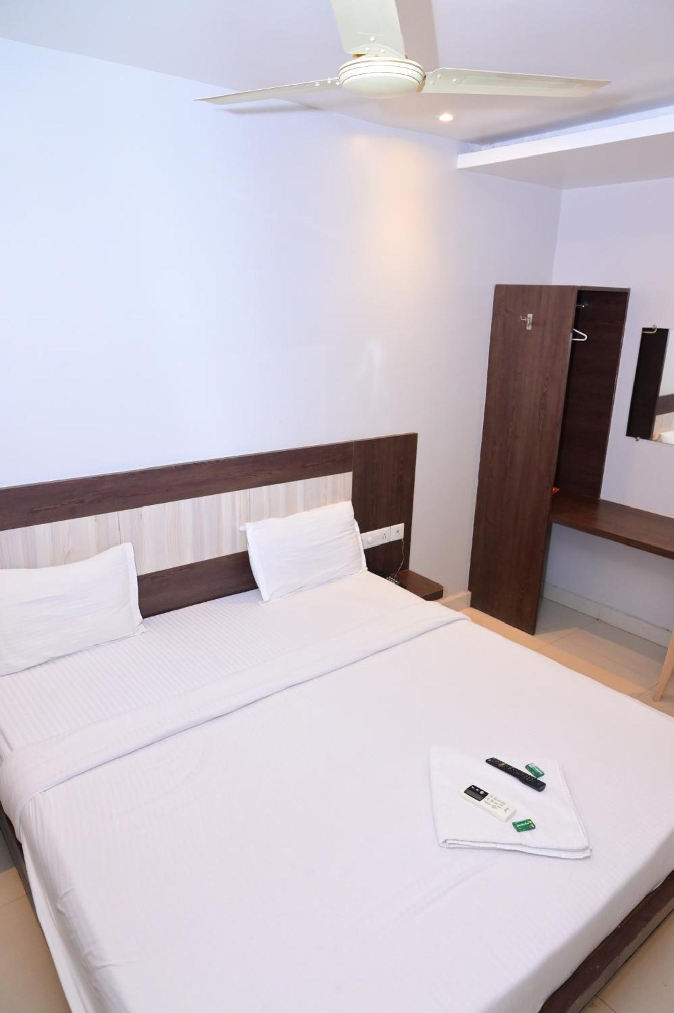 Town Near Temple & Golden Beach -lift- Wifi With Restaurant Facilities- Offical Verified Hotel