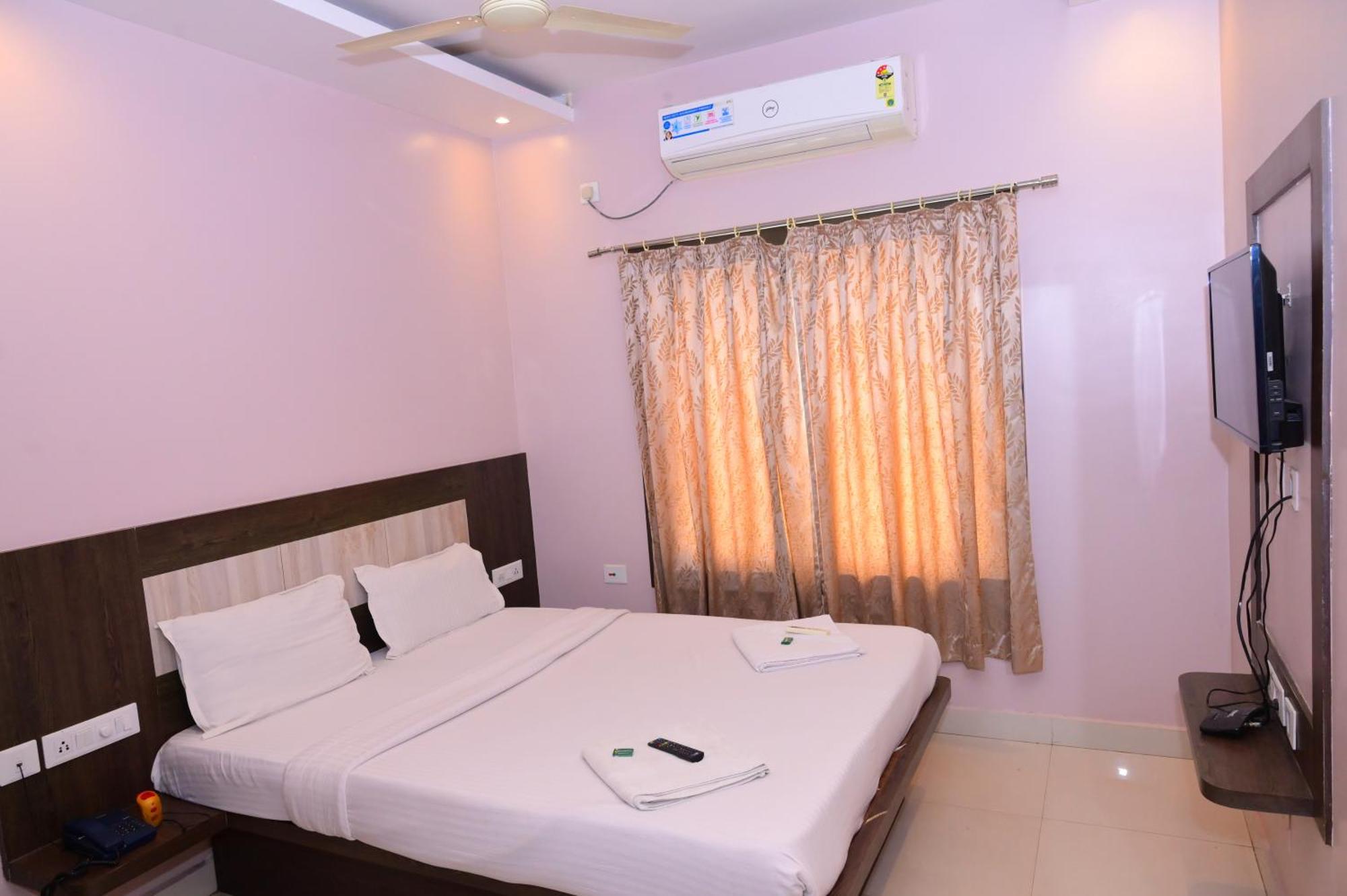 Town Near Temple & Golden Beach -lift- Wifi With Restaurant Facilities- Offical Verified Hotel Puri