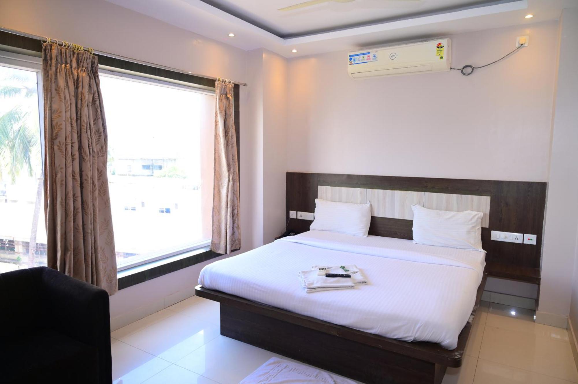 Hotel Town Near Temple & Golden Beach -lift- Wifi With Restaurant Facilities- Offical Verified Puri