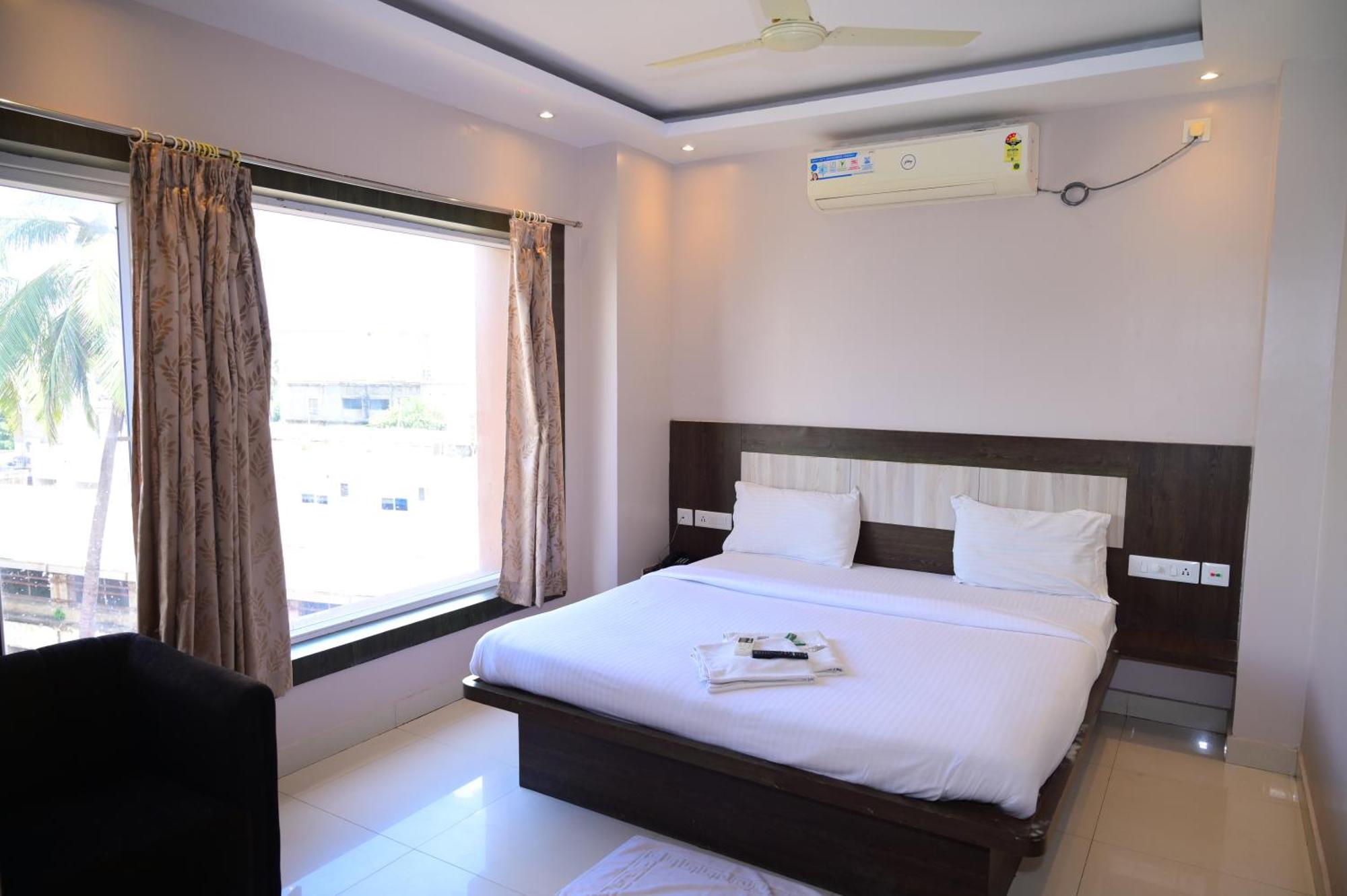 Town Near Temple & Golden Beach -lift- Wifi With Restaurant Facilities- Offical Verified