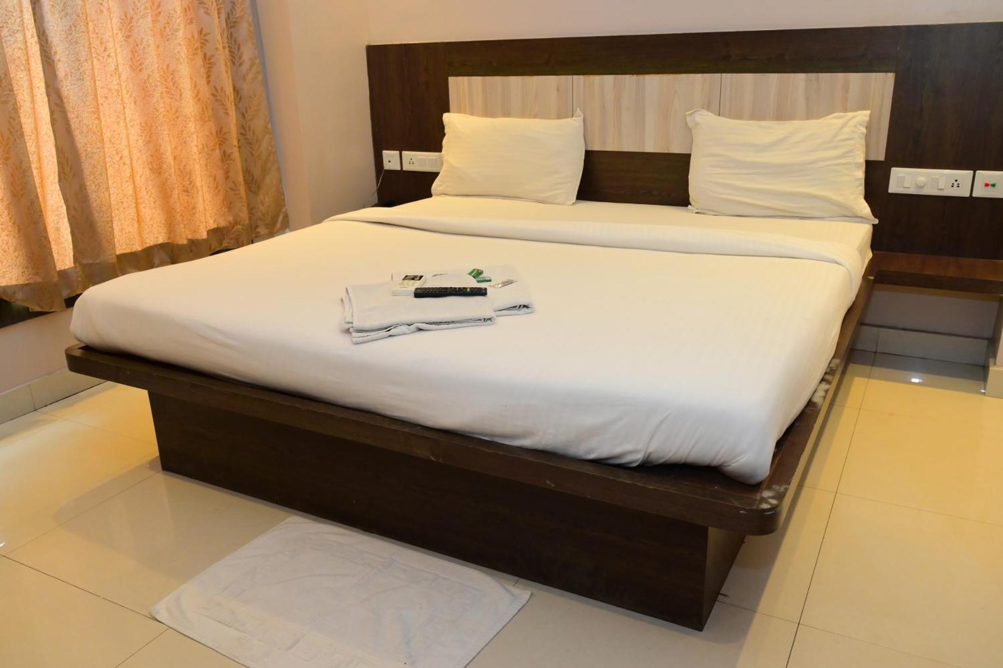 Hotel Town Near Temple & Golden Beach -lift- Wifi With Restaurant Facilities- Offical Verified Puri